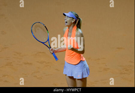 Stuttgart, Deutschland. 26. April 2017. Maria Sharapova aus Russland im Kampf gegen Italiens Vinci während der ersten Runde Tennis-Match beim Porsche Tennis Grand Prix in Stuttgart, Deutschland, 26. April 2017. Foto: Daniel Maurer/Dpa/Alamy Live News Stockfoto