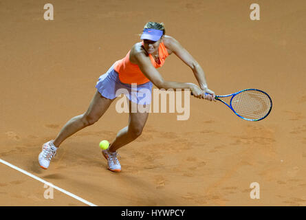 Stuttgart, Deutschland. 26. April 2017. Maria Sharapova aus Russland im Kampf gegen Italiens Vinci während der ersten Runde Tennis-Match beim Porsche Tennis Grand Prix in Stuttgart, Deutschland, 26. April 2017. Foto: Daniel Maurer/Dpa/Alamy Live News Stockfoto