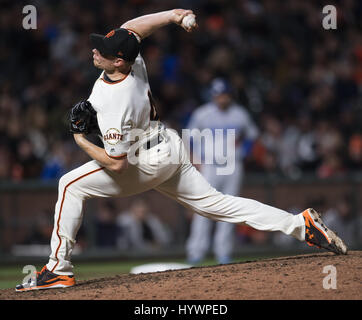 San Francisco, Kalifornien, USA. 26. April 2017. Riesen näher, feuert Mark Melancon (41) während der neunten Inning eine MLB-Baseball-Spiel zwischen den Los Angeles Dodgers und den San Francisco Giants im AT&T Park in San Francisco, Kalifornien. Valerie Shoaps/CSM/Alamy Live-Nachrichten Stockfoto