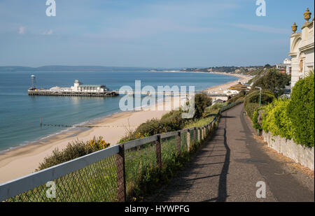 Bournemouth Pier und Strand, Poole Bucht mit ruhigem Meer, blauer Himmel, weiße Wolken, Dorset, UK. Stockfoto