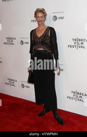New York, USA. 26. April 2017. Janet McTeer besucht "Die Ausnahme" Vorführung beim BMCC bei PAC während des 2017 Tribeca Film Festival am 26. April 2017 in New York, USA. Bildnachweis: AKPhoto/Alamy Live-Nachrichten Stockfoto