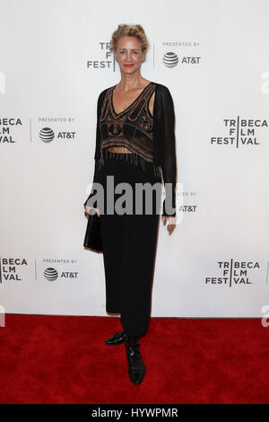 New York, USA. 26. April 2017. Janet McTeer besucht "Die Ausnahme" Vorführung beim BMCC bei PAC während des 2017 Tribeca Film Festival am 26. April 2017 in New York, USA. Bildnachweis: AKPhoto/Alamy Live-Nachrichten Stockfoto