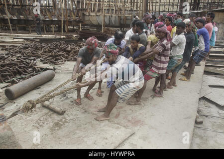 Dhaka, Bangladesch. 27. April 2017. Arbeiter arbeiten auf Keraniganj Werft, wo sie auf sehr gefährlichen Zustand ohne Sicherheitsausrüstung arbeiten. Bildnachweis: MD. Mehedi Hasan/ZUMA Draht/Alamy Live-Nachrichten Stockfoto