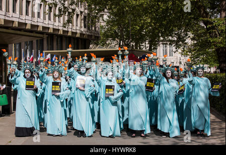 London, UK. 27. April 2017. Hundert Statuen von Liberty montieren außerhalb der US-Botschaft im Zentrum von London, US Präsident Donald Trump die ersten 100 Tage im Amt (29. April) zu markieren. "100 Statuen Protest" - bestehend aus Amnesty International Aktivisten in blass-grünen Kostümen, blassgrünen Gesicht malen und tragen Fackeln - soll während Präsident Trump die ersten drei Monate im Amt auf eine Vielzahl von Fragen der Menschenrechte aufmerksam. Bildnachweis: Bettina Strenske/Alamy Live-Nachrichten Stockfoto