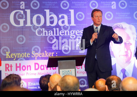 Dhaka, Bangladesch. 27. April 2017. Ehemalige britische Premierminister David Cameron richtet sich an die "globale Herausforderungen 2017" in einem Hotel in der Hauptstadt am Donnerstag. Bildnachweis: Muhammad Mostafigur Rahman/Alamy Live-Nachrichten Stockfoto