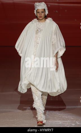 Barcelona, Spanien. 27. April 2017. Ein Model trägt während der Erfassung von Isabel Zapardiez in Barcelona Bridal Fashion Week in Barcelona, Spanien.  27.04.2017 Kredit: Gtres Información Más lokalen auf line,S.L./Alamy Live News Stockfoto