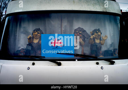 Essex, England. 27. April 2017. Wahlzeit im Vereinigten Königreich. Konservative Plakat gesehen abgestellt Wohnwagen in Saffron Walden, Essex. VEREINIGTES KÖNIGREICH. 27. April 2017. Als Großbritannien ein 8. Juni bereitet Parlamentswahlen, Anhänger der unterschiedliche politische Parteien einschließlich der konservativen Unterstützer gesehen hier in der Essex Markt Stadt Saffron Walden, beginnen, ihre Farben zeigen. Die Sitzung konservative Wartungstafel Sir Alan Haselhurst mit einer Mehrheit von mehr als 25.000 ist in diesem Jahr nach 40 Jahren in der Politik in den Ruhestand. Bildnachweis: BRIAN HARRIS/Alamy Live-Nachrichten Stockfoto