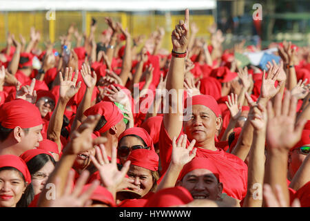Marikina, Philippinen. 7. April 2017. Menschen in roten versammeln sich zu bilden, eine Form des Blutes fallen während der Weltgesundheitstag in Marikina City, Philippinen, 7. April 2017, gekleidet. Ziel der Veranstaltung war es, öffentliche, Blut zu Spenden zu drängen. Bildnachweis: Rouelle Umali/Xinhua/Alamy Live-Nachrichten Stockfoto