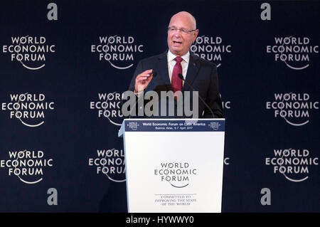 (170407)--BUENOS AIRES, 7. April 2017 (Xinhua)--der executive Chairman des World Economic Forum (WEF) Klaus Schwab hält eine Rede während der dreitägigen World Economic Forum über Lateinamerika in Buenos Aires, Argentinien, auf 6. April 2017. (Xinhua/Martin Zabala) (Fnc) (Hy) Stockfoto