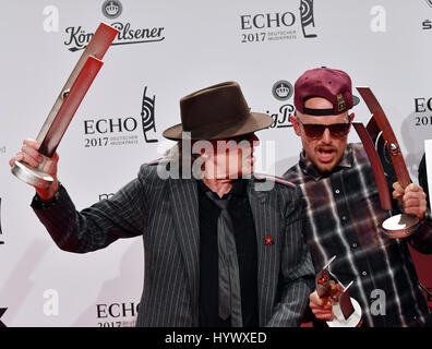 Berlin, Deutschland. 6. April 2017. Sänger Udo Lindenberg (L) und Jan Delay der Band "Anfänger" bei der 26. Auflage der Echo Musik Preisverleihung in Berlin, Deutschland, 6. April 2017. Foto: Jens Kalaene/Dpa/Alamy Live News Stockfoto