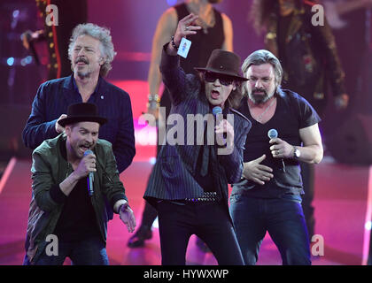 Berlin, Deutschland. 6. April 2017. Der deutsche Sänger Udo Lindenber (M) führt mit anderen Sängern Wolfgang Niedecken (2-L), Henning Wehland (R) und Daniel Wirtz bei der 26. Ausgabe des Echo-Musik-Preisverleihung in Berlin, Deutschland, 6. April 2017. Foto: Tobias Schwarz/afp Pool/Dpa/Alamy Live-Nachrichten Stockfoto