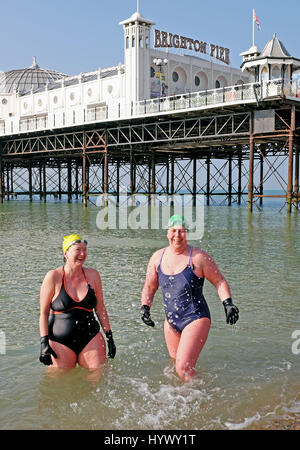 Brighton, UK. 7. April 2017. Damen aus Brighton Swimming Club genießen Sie die schöne Sonne früh am Morgen nach ihrer täglichen Bad mit Temperaturen um über 20 Grad Celsius am Sonntag zu erreichen, wenn die Brighton Marathon in der Stadt Kredit findet, voraussichtlich: Simon Dack/Alamy Live News Stockfoto