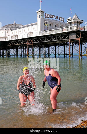 Brighton, UK. 7. April 2017. Damen aus Brighton Swimming Club genießen Sie die schöne Sonne früh am Morgen nach ihrer täglichen Bad mit Temperaturen um über 20 Grad Celsius am Sonntag zu erreichen, wenn die Brighton Marathon in der Stadt Kredit findet, voraussichtlich: Simon Dack/Alamy Live News Stockfoto