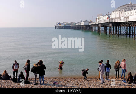 Brighton, UK. 7. April 2017. Ein schöner Morgen in der Sonne auf Brighton beach mit Temperaturen über 20 Grad Celsius am Sonntag beim Brighton Marathon in der Stadt Kredit findet voraussichtlich: Simon Dack/Alamy Live News Stockfoto