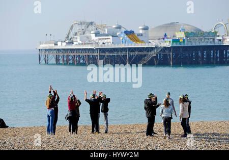 Brighton, UK. 7. April 2017. Ein schöner Morgen in der Sonne auf Brighton beach mit Temperaturen über 20 Grad Celsius am Sonntag beim Brighton Marathon in der Stadt Kredit findet voraussichtlich: Simon Dack/Alamy Live News Stockfoto