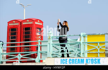 Brighton, UK. 7. April 2017. Besucher genießen die schönen Morgensonne auf Brighton Seafront Vormittag mit Temperaturen über 20 Grad Celsius am Sonntag erreichen wenn die Brighton Marathon in der Stadt Credit findet: Simon Dack/Alamy Live News Stockfoto