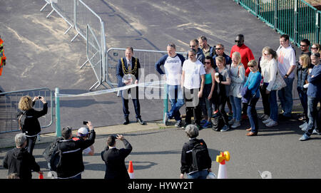 Brighton, UK. 7. April 2017. Der Bürgermeister von Brighton und Hove Cllr Pete West öffnet das Brighton Marathon Dorf heute Morgen mit Temperaturen um über 20 Grad Celsius am Sonntag zu erreichen, wenn die Brighton Marathon in der Stadt Kredit findet, voraussichtlich: Simon Dack/Alamy Live News Stockfoto