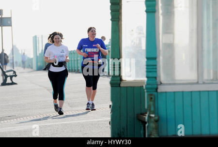 Brighton, UK. 7. April 2017. mit Temperaturen über 20 Grad Celsius am Sonntag erreichen wenn die Brighton Marathon in der Stadt Credit findet: Simon Dack/Alamy Live News Stockfoto