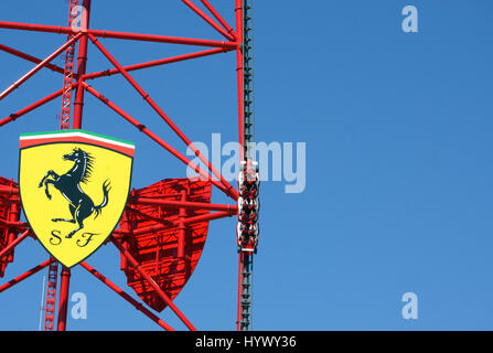 Vila-Seca, Spanien. 6. April 2017. "Red Force", der höchsten und schnellsten vertikalen Achterbahn Europas im neuen Freizeitpark "Ferrari-Land" in Vila-Seca, Spanien, 6. April 2017 zu sehen. Der Park befindet sich südlich von Barcelona. Foto: Carola Frentzen/Dpa/Alamy Live News Stockfoto