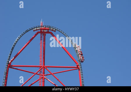 Vila-Seca, Spanien. 6. April 2017. "Red Force", der höchsten und schnellsten vertikalen Achterbahn Europas im neuen Freizeitpark "Ferrari-Land" in Vila-Seca, Spanien, 6. April 2017 zu sehen. Der Park befindet sich südlich von Barcelona. Foto: Carola Frentzen/Dpa/Alamy Live News Stockfoto