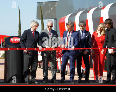 Vila-Seca, Spanien. 6. April 2017. Piero Ferrari (2-L), Sohn des Firmengründers E. Ferrari, eröffnet der neue Vergnügungspark "Ferrari Land" in Vila-Seca, Spanien, 6. April 2017. Es befindet sich südlich von Barcelona. Foto: Carola Frentzen/Dpa/Alamy Live News Stockfoto