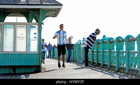 Brighton, UK. 7. April 2017. Läufer auf Brighton Seafront die schöne Sonne genießen heute Morgen mit Temperaturen über 20 Grad Celsius am Sonntag erreichen wenn die Brighton Marathon in der Stadt Credit findet: Simon Dack/Alamy Live News Stockfoto