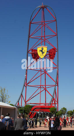 Vila-Seca, Spanien. 6. April 2017. "Red Force", der höchsten und schnellsten vertikalen Achterbahn Europas im neuen Freizeitpark "Ferrari-Land" in Vila-Seca, Spanien, 6. April 2017 zu sehen. Der Park befindet sich südlich von Barcelona. Foto: Carola Frentzen/Dpa/Alamy Live News Stockfoto