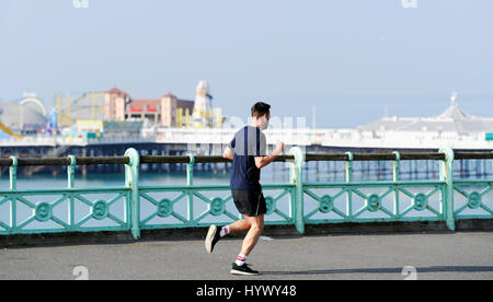 Brighton, UK. 7. April 2017. Ein Läufer genießt den schönen Sonnenschein auf Brighton Seafront Vormittag mit Temperaturen über 20 Grad Celsius am Sonntag erreichen wenn die Brighton Marathon in der Stadt Credit findet: Simon Dack/Alamy Live News Stockfoto