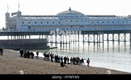 Brighton, UK. 7. April 2017. Besucher genießen den schönen Sonnenschein am Strand von Brighton Vormittag mit Temperaturen über 20 Grad Celsius am Sonntag erreichen wenn die Brighton Marathon in der Stadt Credit findet: Simon Dack/Alamy Live News Stockfoto