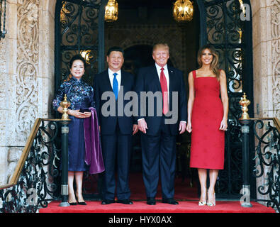 Mar-a-Lago, Florida, USA. 7. April 2017. Chinesischen Staatspräsidenten Xi Jinping (2 L) und seine Frau Peng Liyuan (1. L) posieren für ein Foto mit US-Präsident Donald Trump (2. R) und First Lady Melania Trump im Mar-a-Lago Resort in Florida, USA, 6. April 2017. Chinesischen Staatspräsidenten Xi Jinping traf mit seinem amerikanischen Amtskollegen Donald Trump hier am Donnerstag. Bildnachweis: Xinhua/Alamy Live-Nachrichten Stockfoto