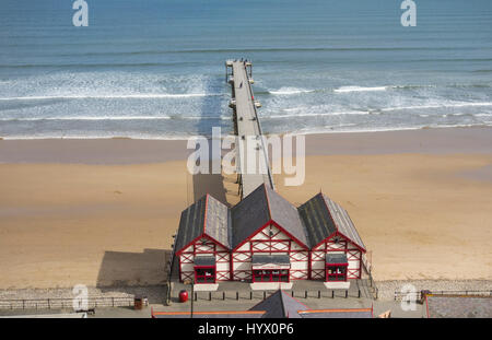 Saltburn am Meer, North Yorkshire, UK. 7. April 2017. Wetter: Trotz der warmen und sonnigen Wochenende prognostiziert, ist ein kühler Morgen am Saltburn an der Küste von North Yorkshire. Bild: Saltburn viktorianischen Pier, der einzige verbleibende Pier an der Küste von Yorkshire. Bildnachweis: ALAN DAWSON/Alamy Live-Nachrichten Stockfoto