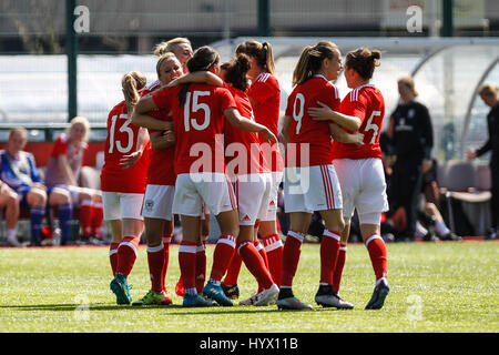 Ystrad Mynach, Wales, UK, 7. April 2017 The Welsh Team feiern ihr zweite Ziel während der internationale Womens Freundschaftsspiele zwischen Wales und Nordirland in The Centre of Sporting Excellence, Ystrad Mynach, Wales. Bildnachweis: Glitch Bilder/Alamy Live-Nachrichten Stockfoto