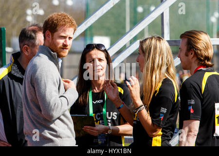 Bath, Großbritannien. 7. April 2017. Prinz Harry ist an der University of Bath Sport Berufsbildungsdorf abgebildet, wie er den UK Team Trials für 2017 Invictus Games besucht. Die Spiele sind ein sportliches Ereignis für die verletzten aktiven Dienst und erfahrenen Service-Mitglieder, mehr als 550 Teilnehmer aus 17 Nationen in ein Dutzend adaptive Sport in Toronto, Kanada im September 2017 antreten. Bildnachweis: Lynchpics/Alamy Live-Nachrichten Stockfoto