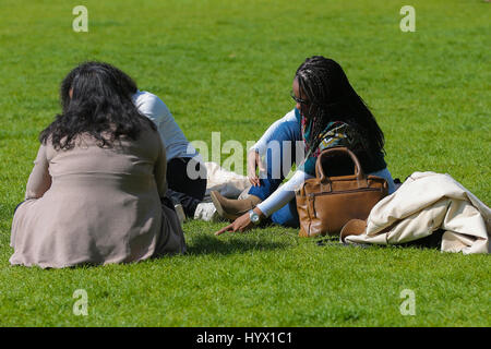 Hyde Park. London, UK. 7. April 2017. Menschen genießen den warmen und sonnigen Nachmittag Nin Hydepark. Bildnachweis: Dinendra Haria/Alamy Live-Nachrichten Stockfoto