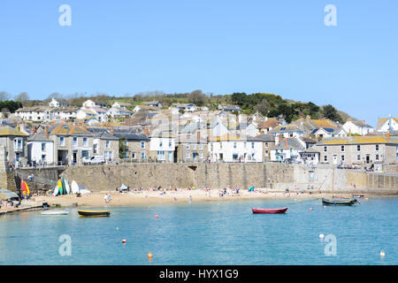 Mousehole, Cornwall, UK. 7. April 2017. Großbritannien Wetter. Sonnigen Nachmittag am Mousehole, mit Mädchen, die von den Wänden Hafen ins Meer springen. Bildnachweis: Simon Maycock/Alamy Live-Nachrichten Stockfoto