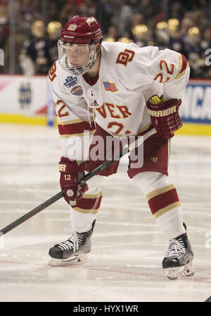 Chicago, Illinois, USA. 6. April 2017. Denver weiterleiten Logan O'Connor (22) während der NCAA Hockey Frozen Four Spielaktion zwischen die Notre Dame Fighting Irish und Denver Pioniere im United Center in Chicago, Illinois. Denver besiegte Notre Dame 6-1. John Mersits/CSM/Alamy Live-Nachrichten Stockfoto