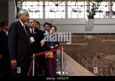 Xi ' an, der chinesischen Provinz Shaanxi. 7. April 2017. Myanmar Präsident U Htin Kyaw besucht die Terrakottaarmee in Xi ' an, Hauptstadt der Nordwesten der chinesischen Provinz Shaanxi, 7. April 2017. Bildnachweis: Liu Xiao/Xinhua/Alamy Live-Nachrichten Stockfoto