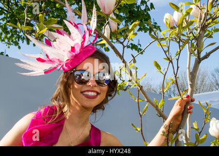 Racegoers weibliche Mode, High-Fashion-Kleidung, stilvoll, Geek chic trendy, formale Damen Kittel, haute Couture Kleider und Fashionistas in Liverpool, Merseyside, UK April, 2017. Grand National Ladies Day in Aintree. Im Lichte der vergangenen Jahre, als die Outfits der Teilnehmer aus allen falschen Gründen auf sich aufmerksam gemacht haben, drängten die Beamten des Grand National die diesjährigen Rennfahrer, sich „aufzumuntern“, um die Veranstaltung „anspruchsvoller“ zu machen. Stockfoto