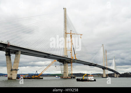 Edinburgh, Schottland, Vereinigtes Königreich. 7. April 2017. Intermittierende Fortschritte weiter zerlegen die Baukräne auf die Queensferry Crossing die Mündung des Forth in der Nähe von Edinburgh erstreckt. Starke Winde über den Winter haben Fortschritte bei der Arbeit gestört, die ein Faktor für die Verzögerung bei der geplanten Eröffnung der Brücke bis zum August 2017 wurde. Credit: Ken Jack/Alamy Live-Nachrichten Stockfoto