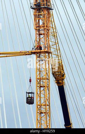 Edinburgh, Schottland, Vereinigtes Königreich. 7. April 2017. Intermittierende Fortschritte weiter zerlegen die Baukräne auf die Queensferry Crossing die Mündung des Forth in der Nähe von Edinburgh erstreckt. Starke Winde über den Winter haben Fortschritte bei der Arbeit gestört, die ein Faktor für die Verzögerung bei der geplanten Eröffnung der Brücke bis zum August 2017 wurde. Credit: Ken Jack/Alamy Live-Nachrichten Stockfoto