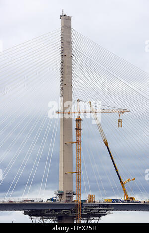 Edinburgh, Schottland, Vereinigtes Königreich. 7. April 2017. Intermittierende Fortschritte weiter zerlegen die Baukräne auf die Queensferry Crossing die Mündung des Forth in der Nähe von Edinburgh erstreckt. Starke Winde über den Winter haben Fortschritte bei der Arbeit gestört, die ein Faktor für die Verzögerung bei der geplanten Eröffnung der Brücke bis zum August 2017 wurde. Credit: Ken Jack/Alamy Live-Nachrichten Stockfoto