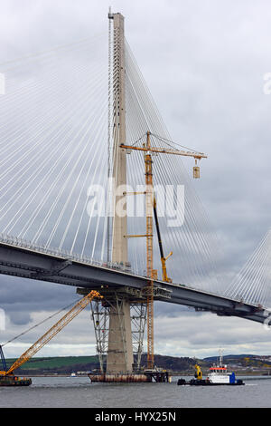 Edinburgh, Schottland, Vereinigtes Königreich. 7. April 2017. Intermittierende Fortschritte weiter zerlegen die Baukräne auf die Queensferry Crossing die Mündung des Forth in der Nähe von Edinburgh erstreckt. Starke Winde über den Winter haben Fortschritte bei der Arbeit gestört, die ein Faktor für die Verzögerung bei der geplanten Eröffnung der Brücke bis zum August 2017 wurde. Credit: Ken Jack/Alamy Live-Nachrichten Stockfoto