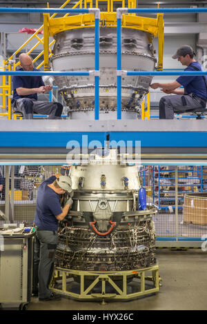 Arnstadt, Deutschland. 7. April 2017. N3 Engine Overhaul Services Mitarbeiter Matthias Toepfer (oben L) und Marcel Kersten (über R) und Norman Alig renovieren eines vertikal konstruierten "Trent 700' Motor in Arnstadt, Deutschland, 7. April 2017. Seit 10 Jahren haben das Gemeinschaftsunternehmen von Lufthansa und Rolls-Royce Rolls-Royce Trent Ausgabe Flugzeugmotoren übernommen. Foto: Arifoto Ug/Michael Reichel/Dpa-Zentralbild/ZB/Dpa/Alamy Live News Stockfoto