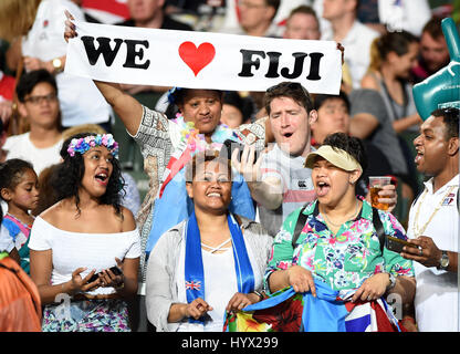 Hong Kong, China. 7. April 2017. Unterstützer von Fidschi jubeln für das Team während der HSBC World Rugby Sevens Serie 2016-2017-Partie zwischen Fidschi-Inseln und Japan in Hongkong, Südchina, 7. April 2017. Bildnachweis: Lo Ping Fai/Xinhua/Alamy Live-Nachrichten Stockfoto