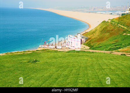 Chesil Beach in Dorset, England. 7. April 2017. UK-Wetter. Es ist wie im Sommer! Menschen genießen Sie einen ungewöhnlich warmen & sonnigen Tag auf Chesil Beach in Dorset Credit: Stuart Fretwell/Alamy Live-Nachrichten Stockfoto