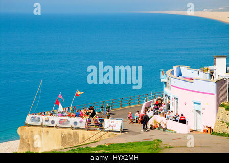 Chesil Beach in Dorset, England. 7. April 2017. UK-Wetter. Es ist wie im Sommer! Menschen genießen Sie einen ungewöhnlich warmen & sonnigen Tag auf Chesil Beach in Dorset Credit: Stuart Fretwell/Alamy Live-Nachrichten Stockfoto