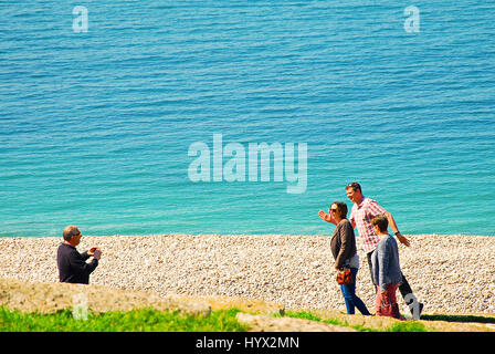 Chesil Beach in Dorset, England. 7. April 2017. UK-Wetter. Es ist wie im Sommer! Menschen genießen Sie einen ungewöhnlich warmen & sonnigen Tag auf Chesil Beach in Dorset Credit: Stuart Fretwell/Alamy Live-Nachrichten Stockfoto