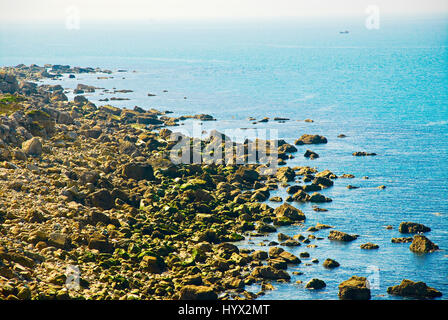 Chesil Beach in Dorset, England. 7. April 2017. UK-Wetter. Es ist wie im Sommer! Menschen genießen Sie einen ungewöhnlich warmen & sonnigen Tag auf Chesil Beach in Dorset Credit: Stuart Fretwell/Alamy Live-Nachrichten Stockfoto