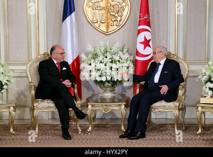 Tunesien, Tunesien. 7. April 2017. Tunisian President Beji CAID Essebsi (R) trifft sich mit französischen Premierminister Bernard Cazeneuve in Tunis, Tunesien, 7. April 2017. Bildnachweis: Adele Ezzine/Xinhua/Alamy Live-Nachrichten Stockfoto