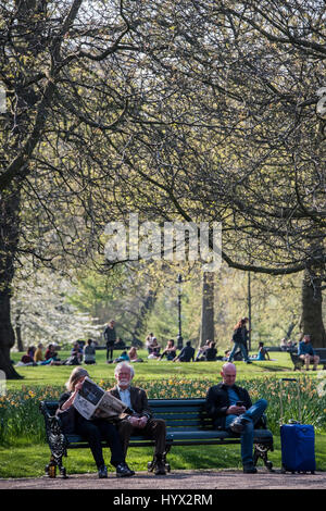 London, UK. 7. April 2017.  Touristen und Einheimische genießen Sie am späten Nachmittag Sonne und der Frühling Blüte im grünen Park. Bildnachweis: Guy Bell/Alamy Live-Nachrichten Stockfoto